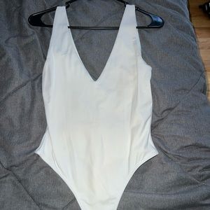 Aritizia babaton contour v-neck bodysuit